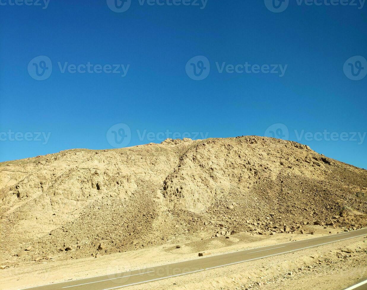 estrada através a deserto, Sinai montanhas, colinas foto