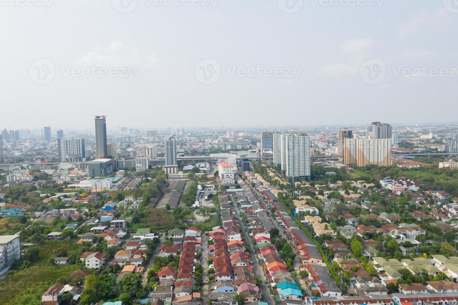 vista aérea da cidade de drone voador em nonthaburi, Tailândia, vista superior da paisagem foto