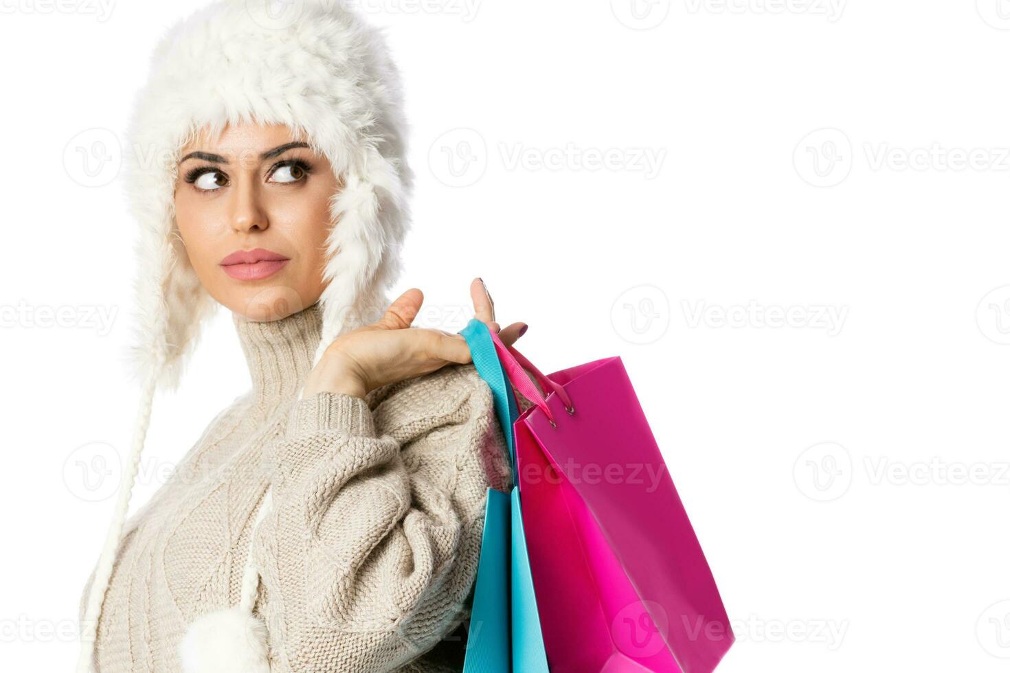 feliz mulher segurando compras bolsas com copyspace . inverno vendas. isolado sobre branco fundo foto