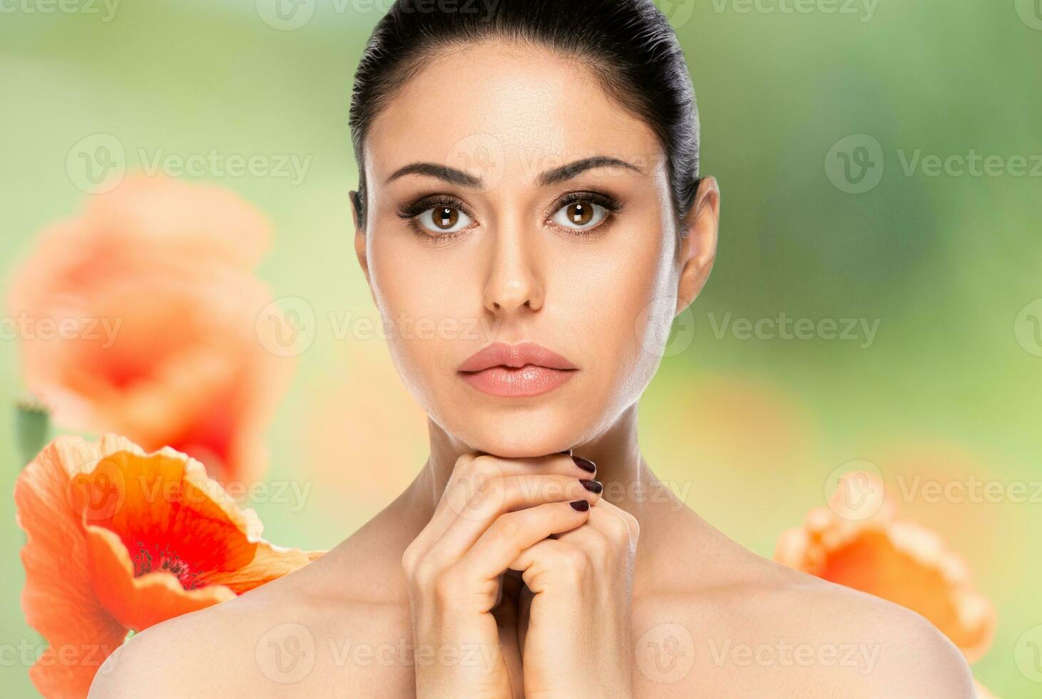lindo mulher face retrato sobre floresceu borrado fundo. beleza pele Cuidado conceito. foto