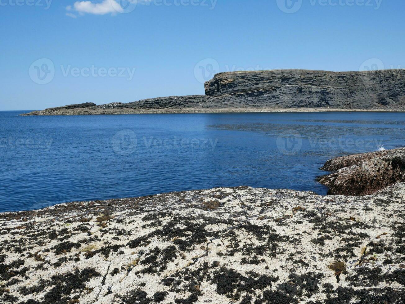 falésias e atlântico oceano, nuvens, pedras e lagoa, beleza dentro natureza. período de férias viagem relaxamento fundo foto