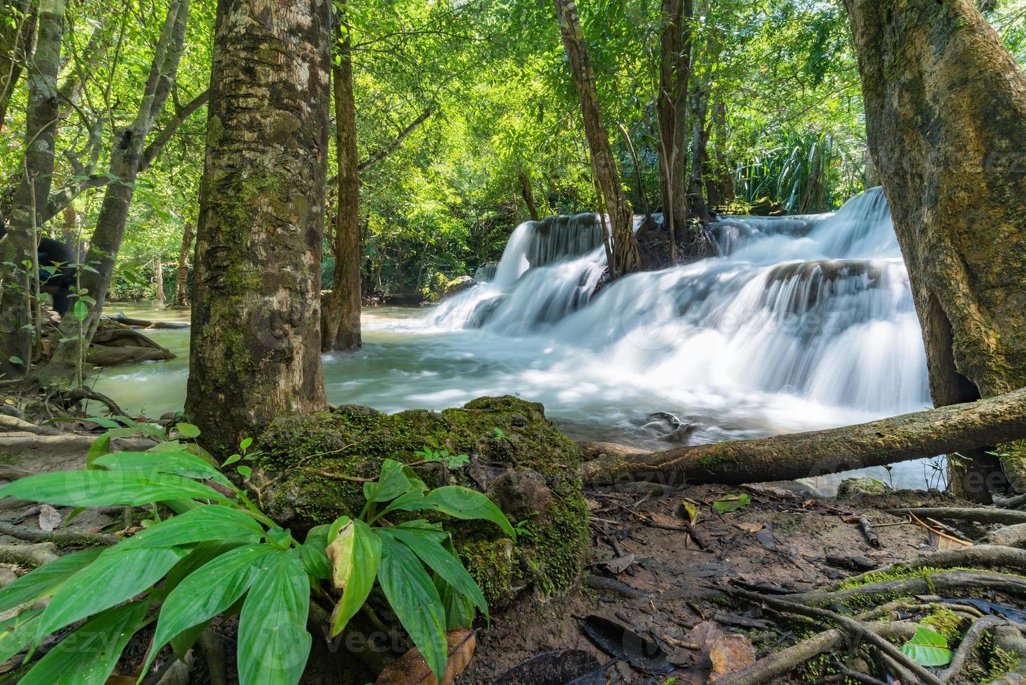 cachoeira huai mae khamin em kanchanaburi, tailândia, bela cachoeira foto