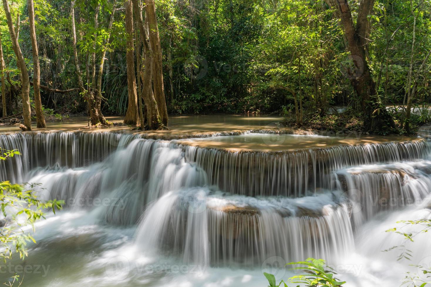 cachoeira huai mae khamin em kanchanaburi, tailândia, bela cachoeira foto