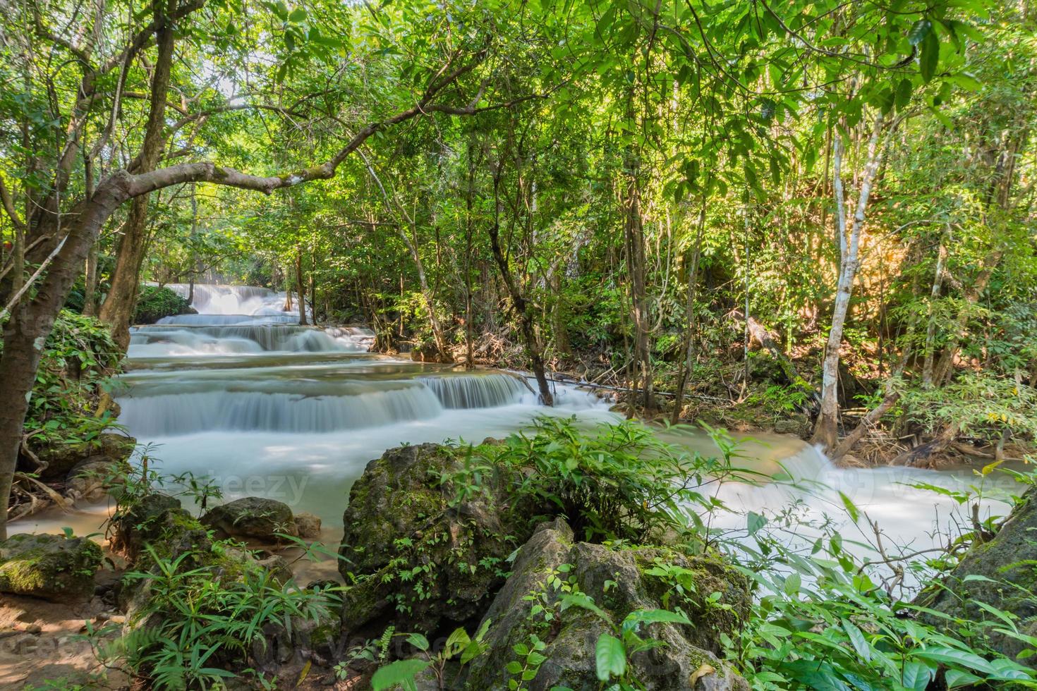 cachoeira huai mae khamin em kanchanaburi, tailândia, bela cachoeira foto
