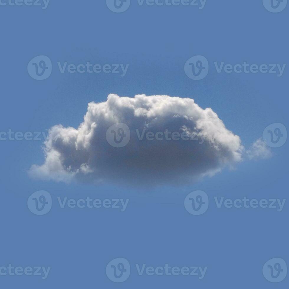 branco nuvens isolado sobre azul céu fundo foto