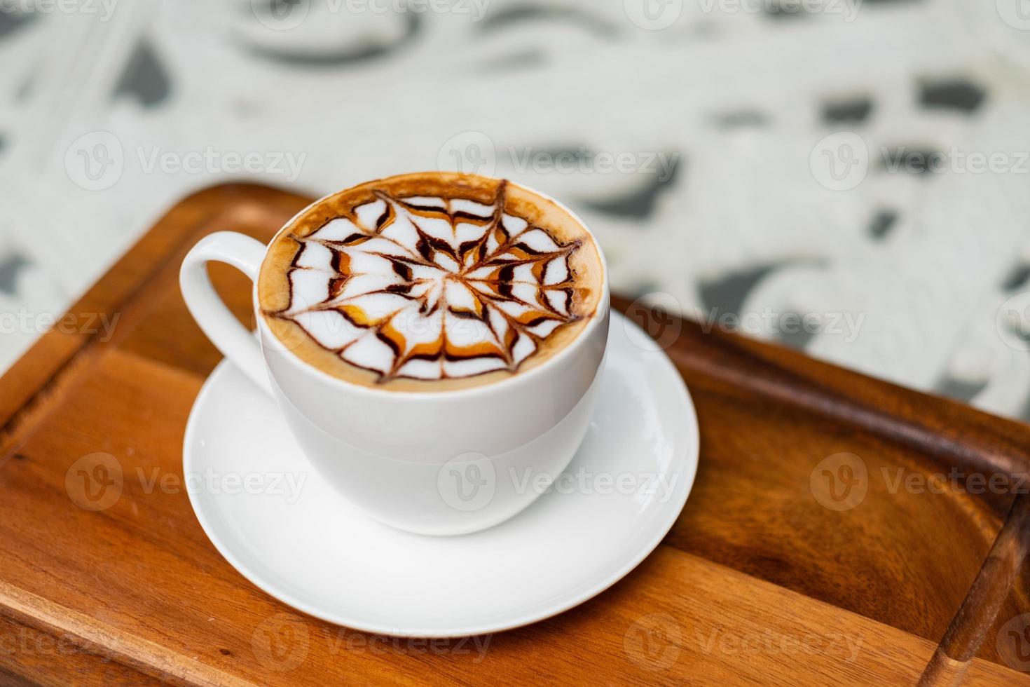 café quente latte art na mesa de madeira, hora de relaxar foto