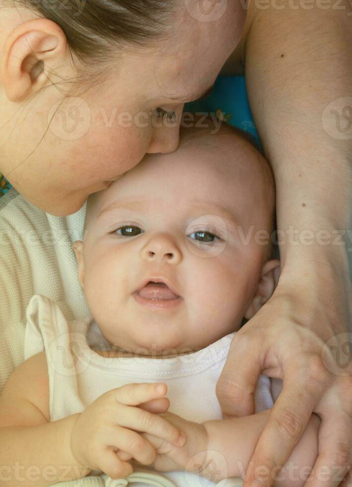 uma bebê é ser mantido de uma mulher foto