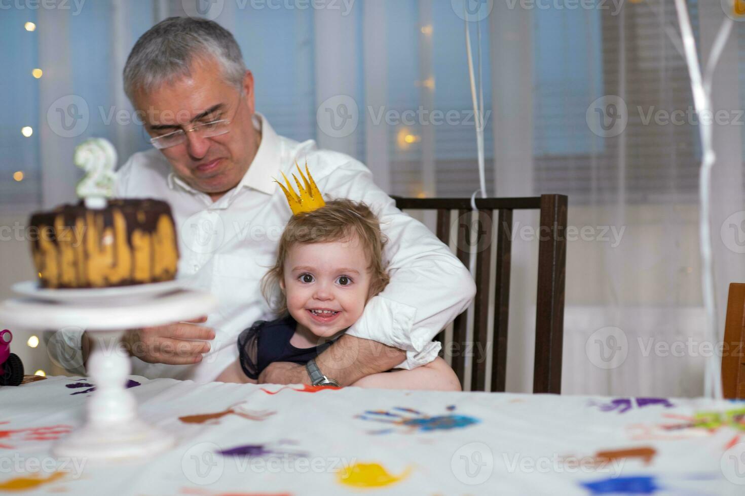 uma homem e uma criança sentado às uma mesa foto