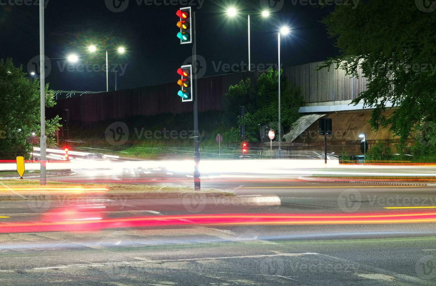 grandes exposição cidade e estrada cenas do tarde tráfego sobre luton cidade do Inglaterra Reino Unido. capturado em pode 15, 2023 foto