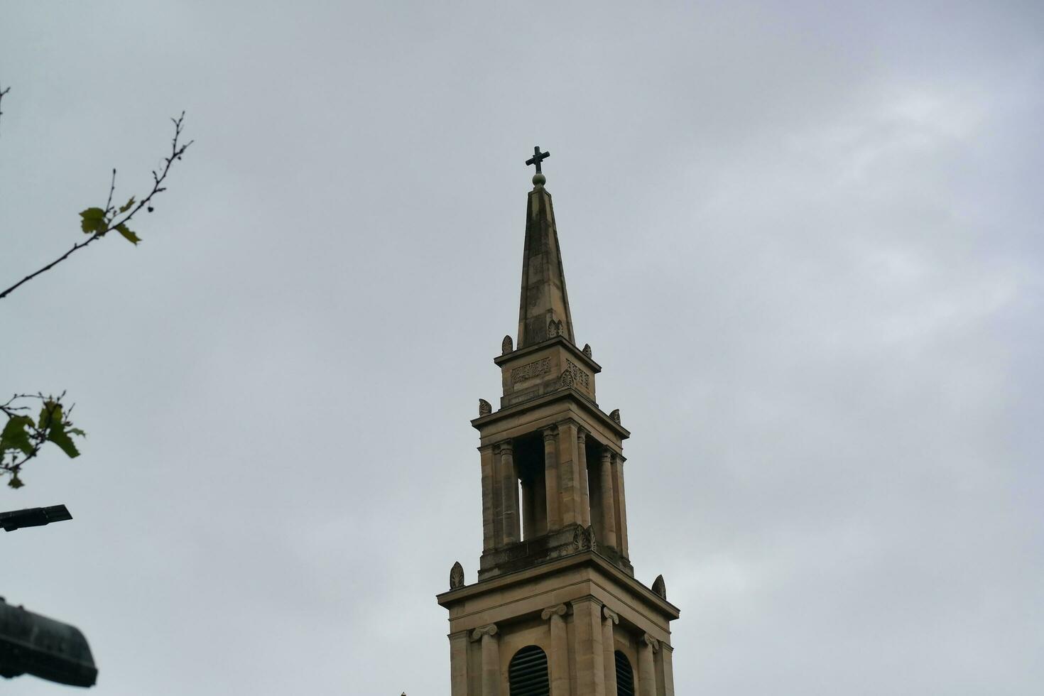 baixo ângulo Visão do central Londres da cidade estrada e construção durante nublado dia com chuva sobre Inglaterra Unidos reino, ótimo bretanha. imagem estava capturado em agosto 2º, 2023 foto