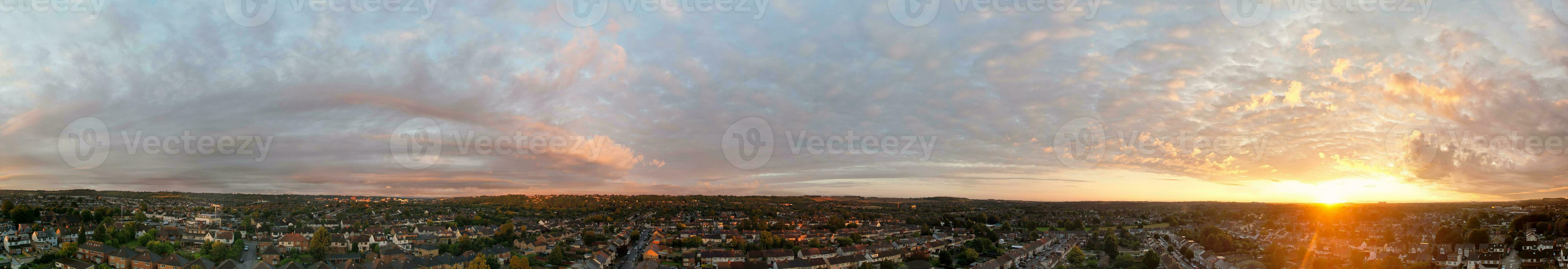 melhor Alto ângulo Visão do colorida céu e dramático nuvens durante pôr do sol dentro verão 2023 sobre britânico cidade Inglaterra, Reino Unido. foto