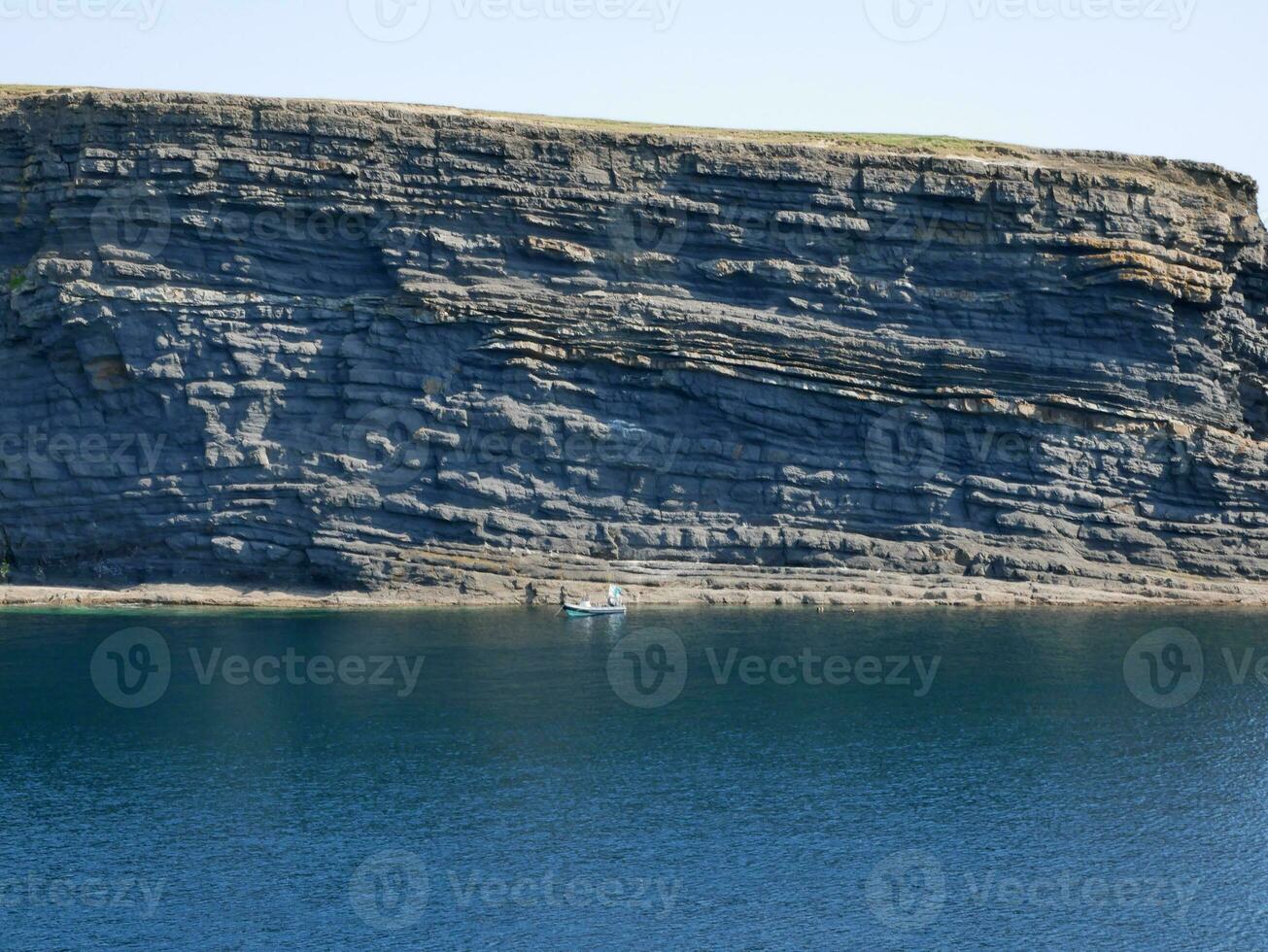 falésias e a atlântico oceano fundo, pedras e lagoa, beleza dentro natureza. período de férias viagem papel de parede foto