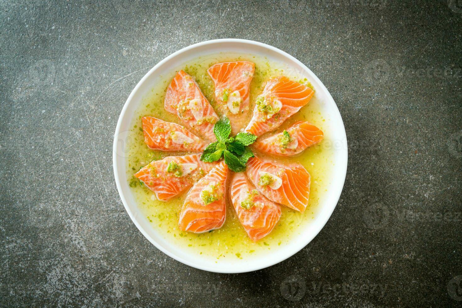 salmão picante em molho de salada de frutos do mar foto