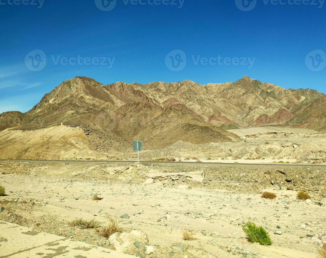 estrada indo através Sinai montanhas, colinas e deserto foto