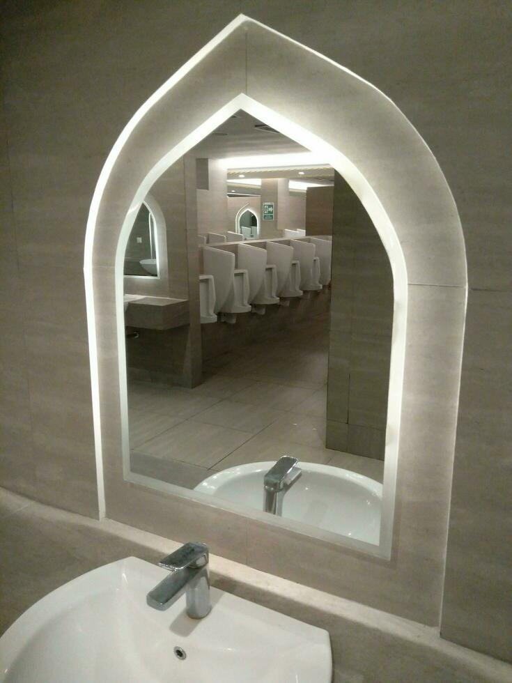 a ablução quarto dentro a mesquita. a wudu banheiro foto