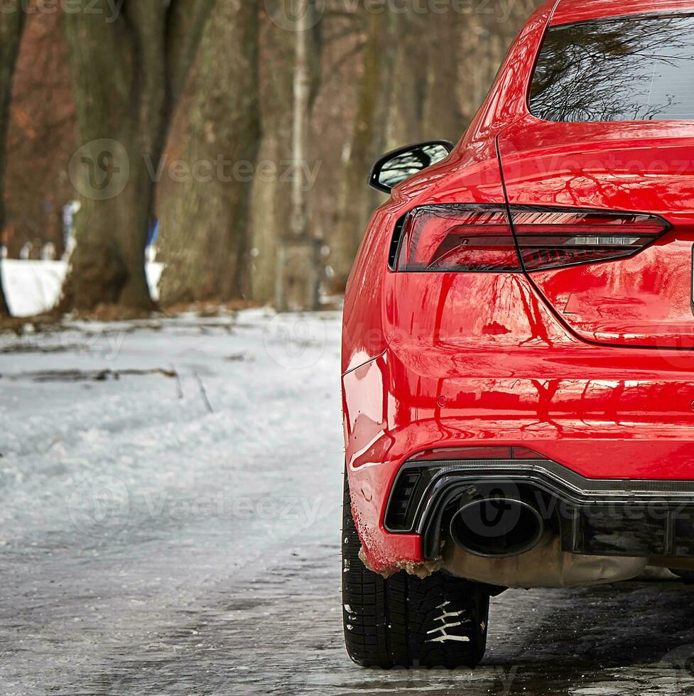 moderno vermelho esporte carro dentro a inverno floresta fundo, carro papel de parede foto