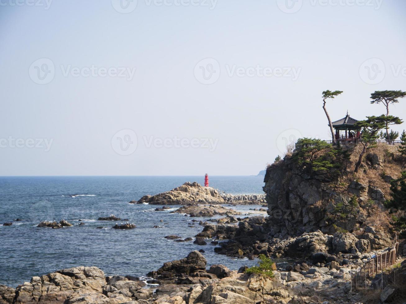 belo penhasco à beira-mar no templo de naksansa, coreia do sul foto