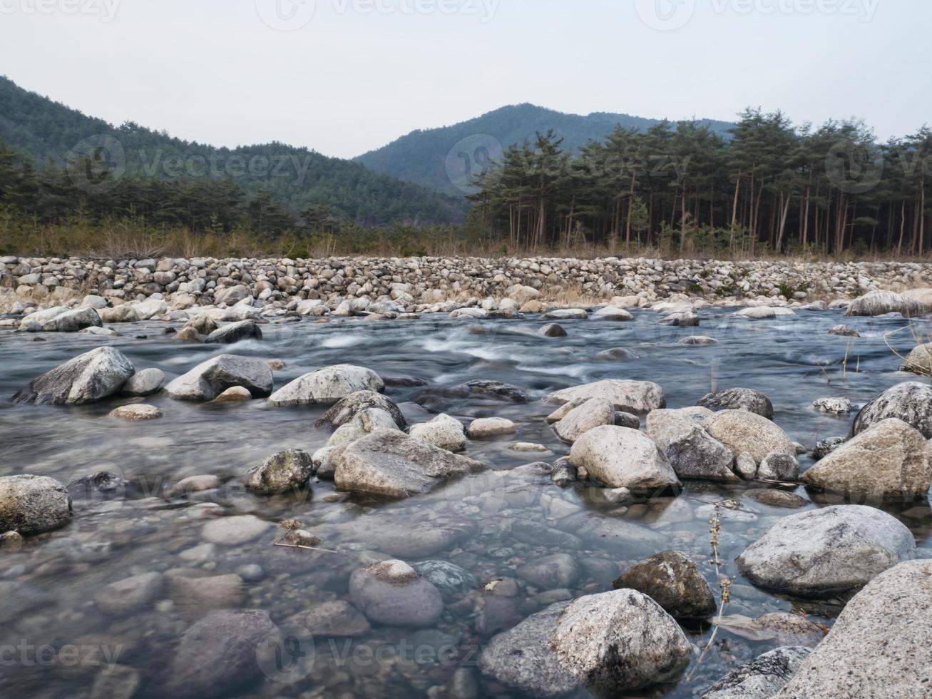 rio de montanha nas montanhas de seoraksan. foto com exposição. Coreia do Sul