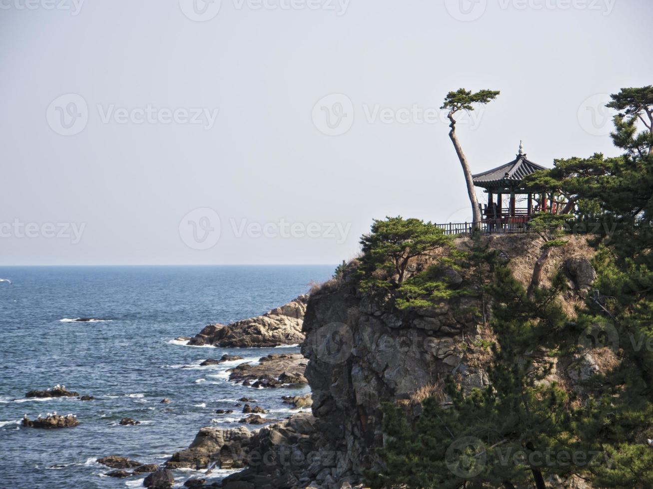 belo penhasco à beira-mar no templo de naksansa, coreia do sul foto