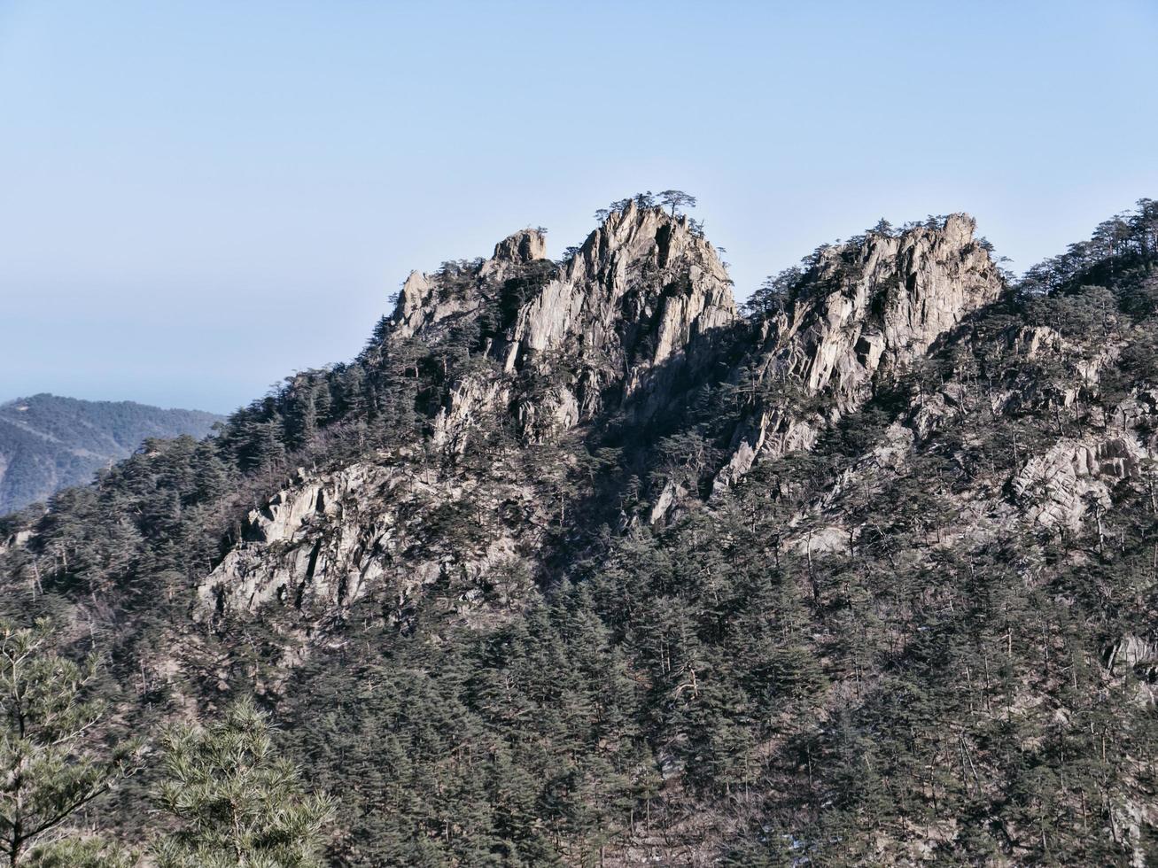 belo panorama da montanha no parque nacional de seoraksan, coreia do sul foto