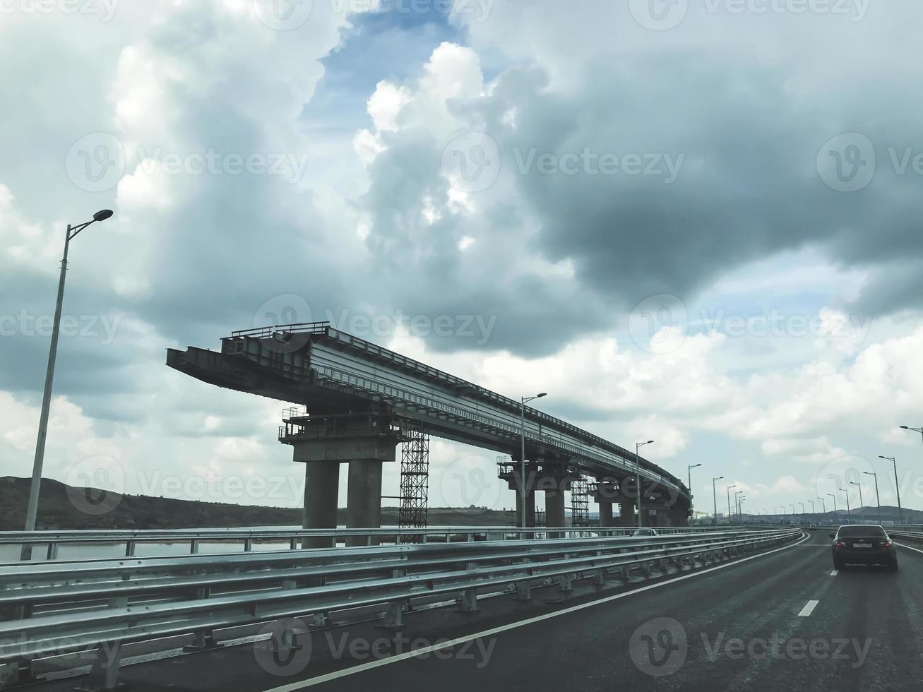 ponte da criméia. nova rodovia na ponte com tráfego descarregado foto