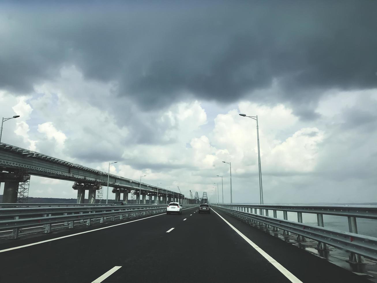 ponte da criméia. nova rodovia na ponte com tráfego descarregado foto
