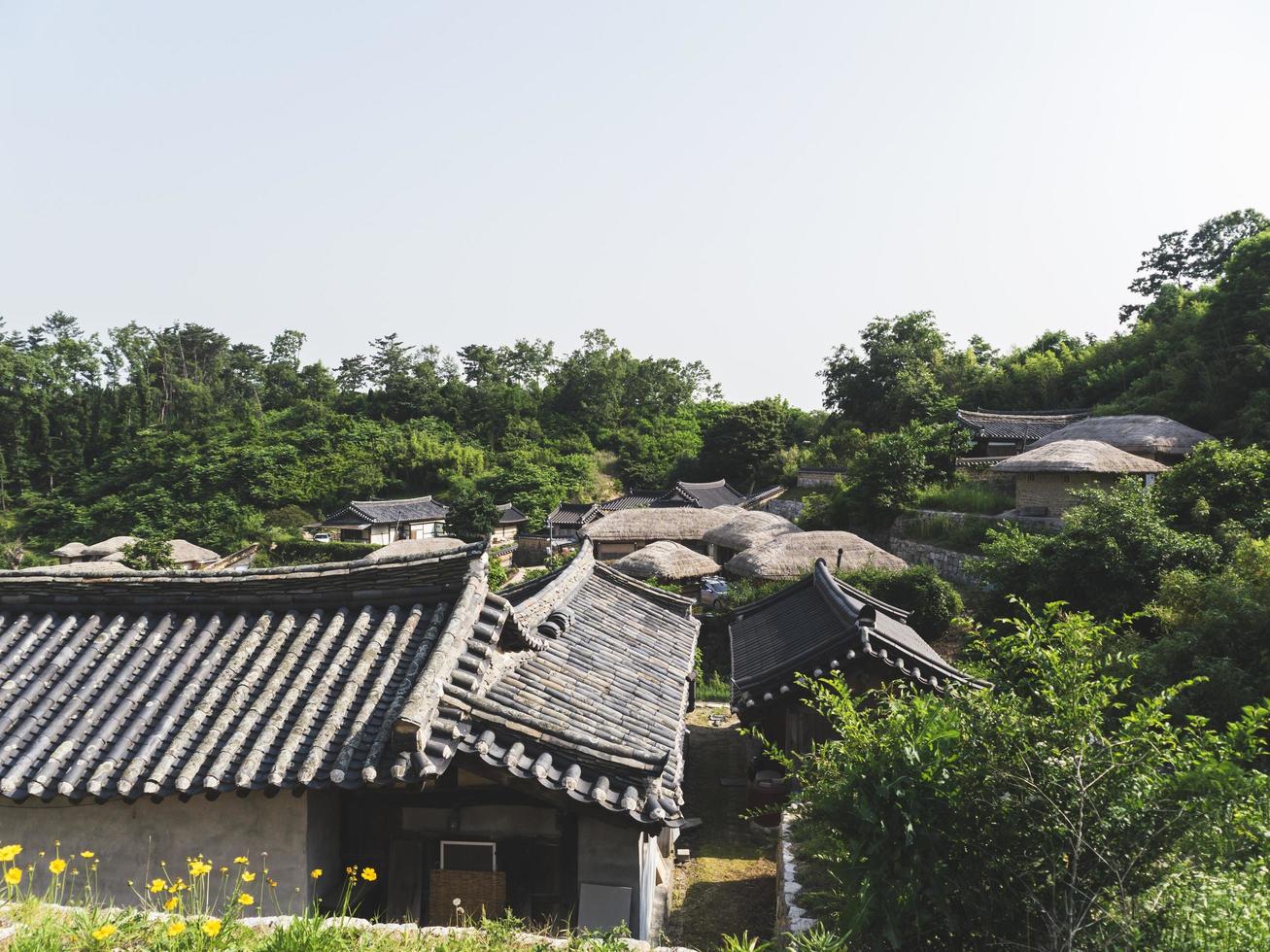 telhados de casas na aldeia tradicional, coreia do sul foto