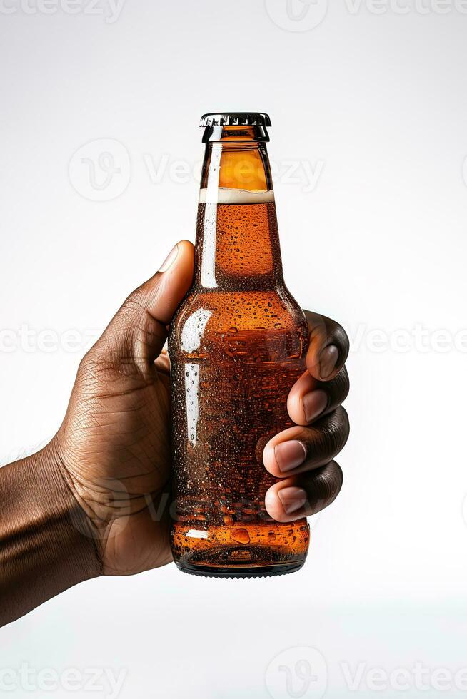 uma masculino mão segurando acima uma garrafa do Cerveja isolado em uma branco fundo. ai gerado foto