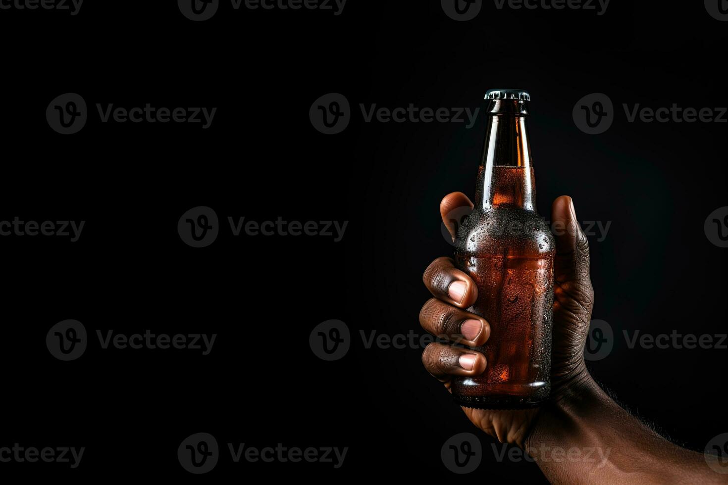 uma masculino mão segurando acima uma garrafa do Cerveja isolado em uma Preto fundo com cópia de espaço. ai gerado foto