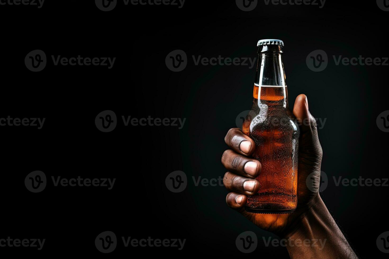 uma masculino mão segurando acima uma garrafa do Cerveja isolado em uma Preto fundo com cópia de espaço. ai gerado foto