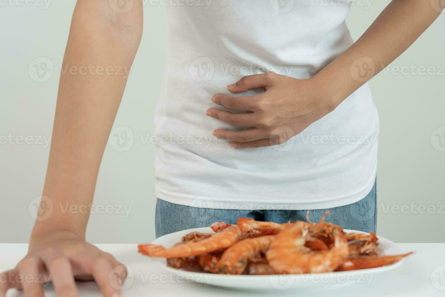 Comida alergias, mulheres ter reações comichão e vermelhidão depois de comendo camarão, frutos do mar alergia, coceira, irritação na pele, abdominal dor, diarréia, peito aperto, inconsciência, morte, forte evitar alergias foto