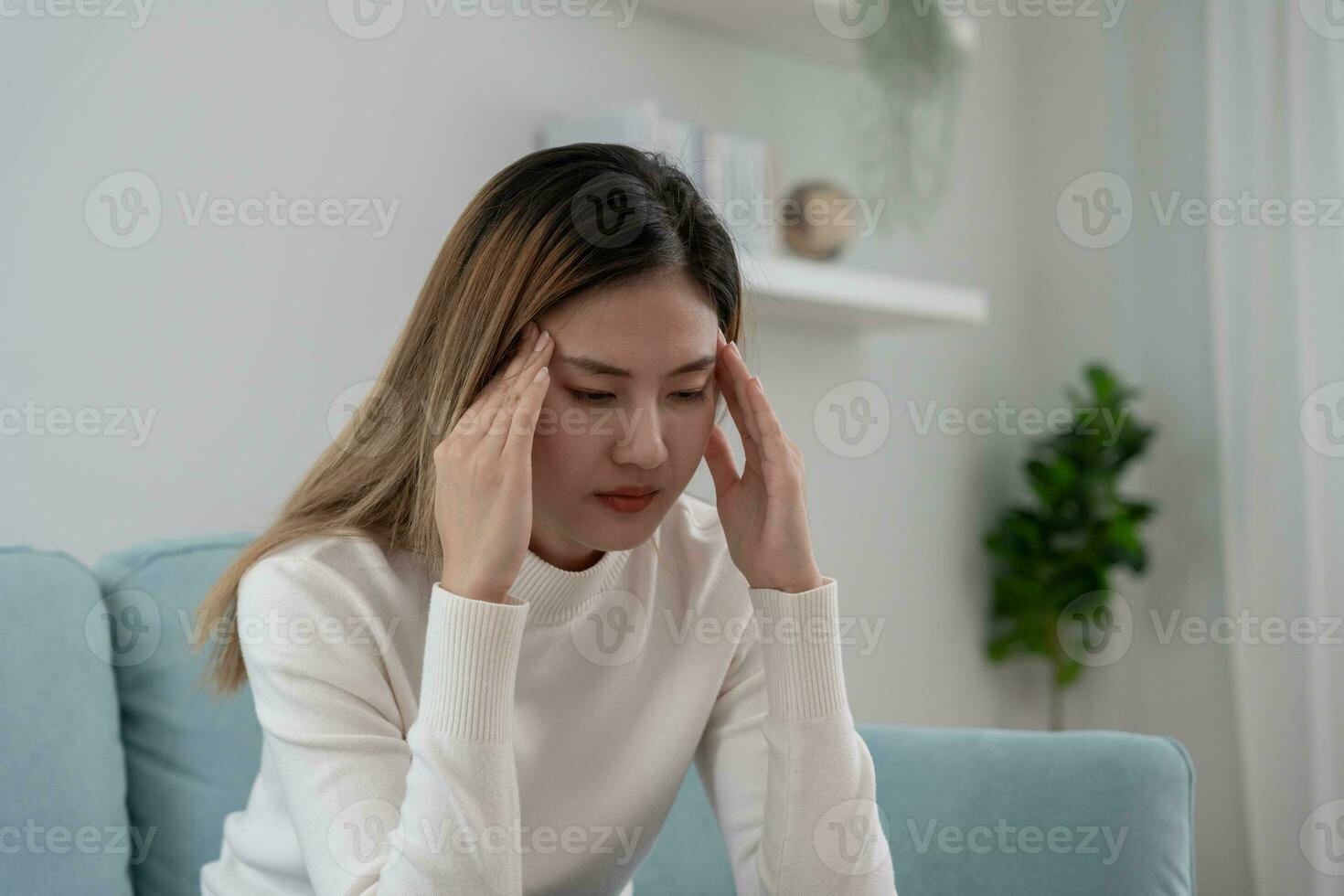 dor de cabeça, fêmea tendo enxaqueca dor, mau saúde, ásia mulher sentindo-me estresse e dor de cabeça, escritório síndrome, triste cansado tocante testa tendo enxaqueca ou depressão, irritado garota, tristeza pesar foto