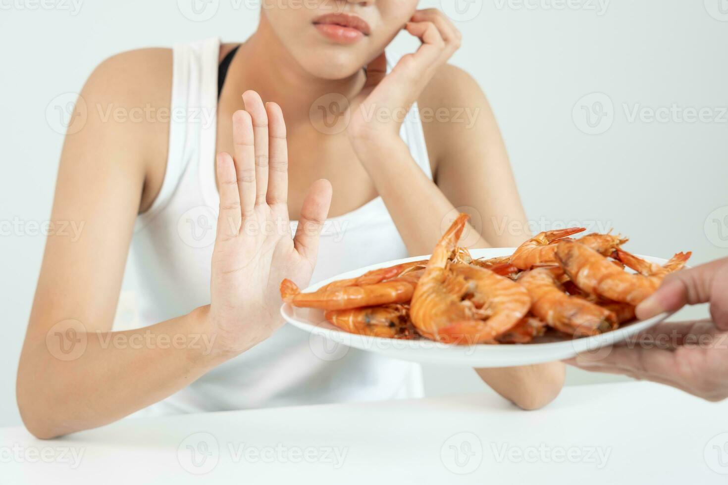 Comida alergias, mulheres ter reações comichão e vermelhidão depois de comendo camarão, frutos do mar alergia, coceira, irritação na pele, abdominal dor, diarréia, peito aperto, inconsciência, morte, forte evitar alergias foto