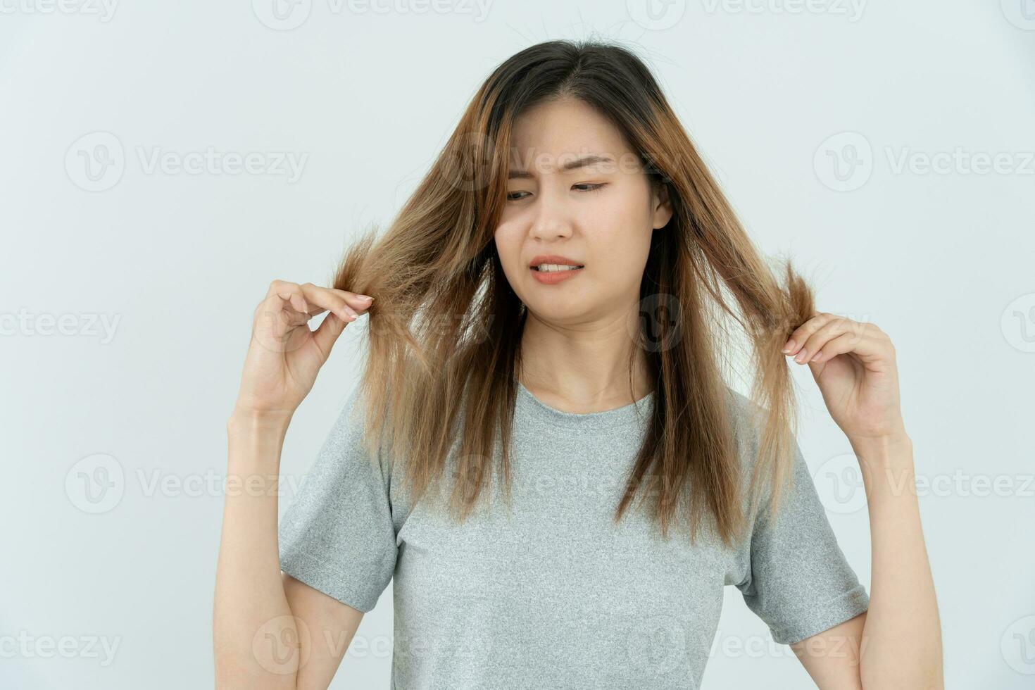 ásia mulher muito triste e chateado olhando às estragado cabelo, cabelo perda, cabelo desbaste problema, Vitamina deficiência, calvície, pós-parto, biotina, zinco, menstrual ou endócrino distúrbios, hormonal desequilíbrio foto