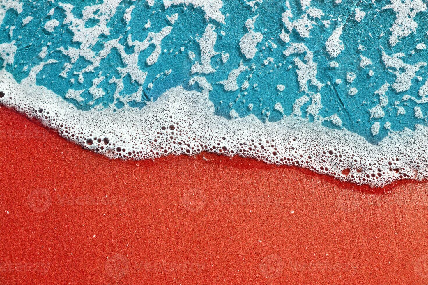 suave mar onda com espuma em uma Rosa areia praia, texto espaço. mar panorama fundo foto