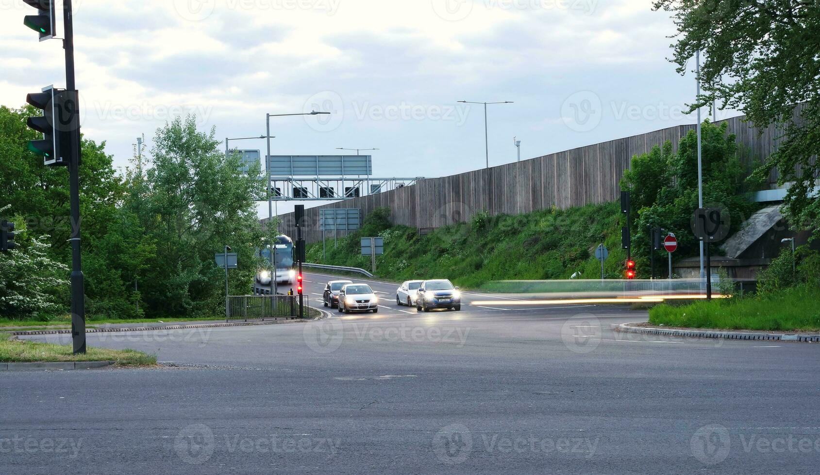 grandes exposição cidade e estrada cenas do tarde tráfego sobre luton cidade do Inglaterra Reino Unido. capturado em pode 15, 2023 foto