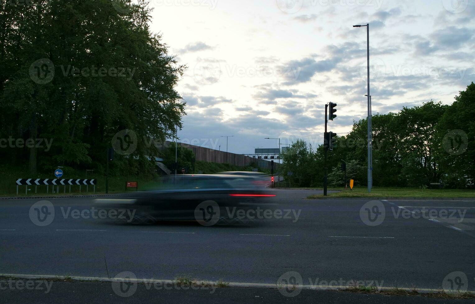 grandes exposição cidade e estrada cenas do tarde tráfego sobre luton cidade do Inglaterra Reino Unido. capturado em pode 15, 2023 foto