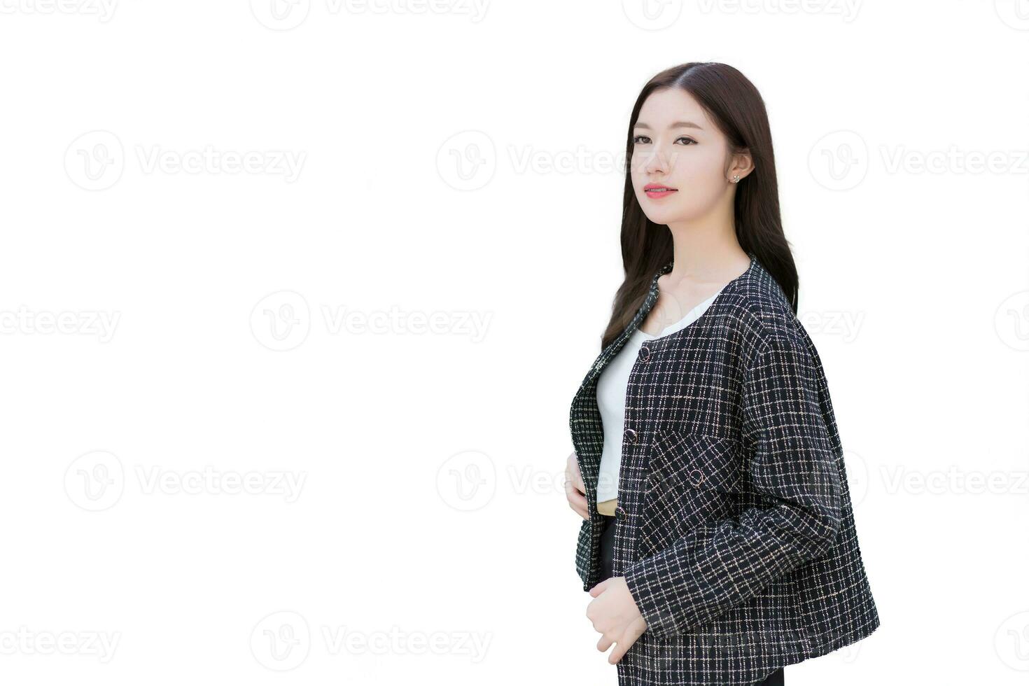 mulher profissional asiática com cabelo comprido preto, vestindo um terno  xadrez e muito sorridente, olhando para a câmera enquanto o produto  presente polegares para cima significa bom em fundo branco. 7132712 Foto
