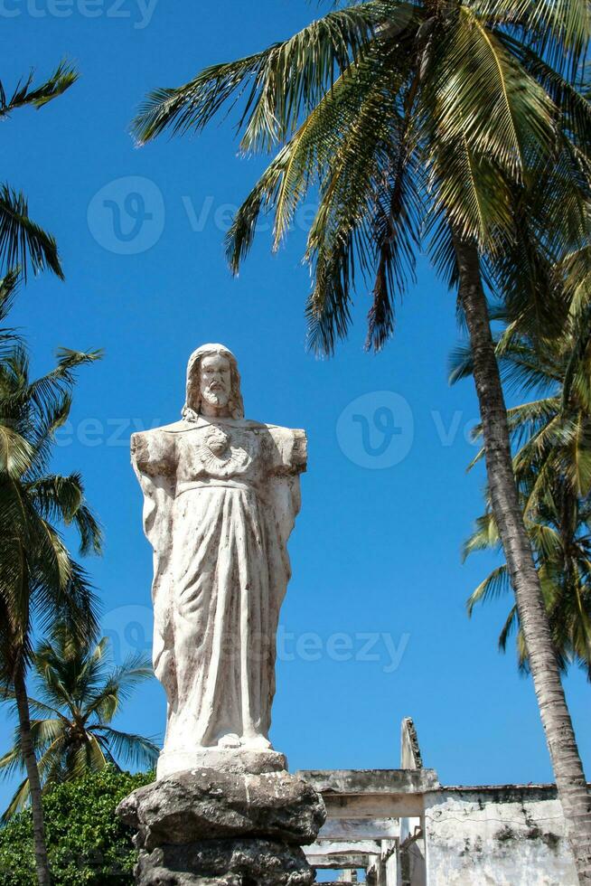 sagrado coração do Jesus estátua com quebrado braços foto