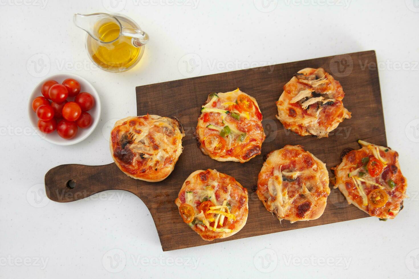 delicioso somente cozido caseiro mini pizzas. foto