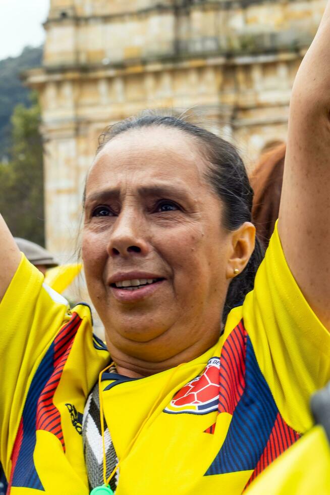 bogotá, Colômbia, 16 agosto 2023. marcha Perguntando para gustavo petro impeachment. pacífico protesto marcha dentro Bogotá Colômbia contra a governo do gustavo petro chamado la marcha de la prefeito. foto