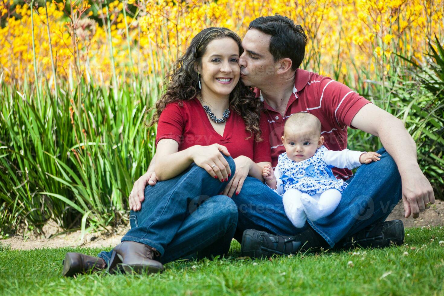 jovem pais tendo Diversão ao ar livre com seus seis meses velho bebê garota. felicidade conceito. família conceito foto