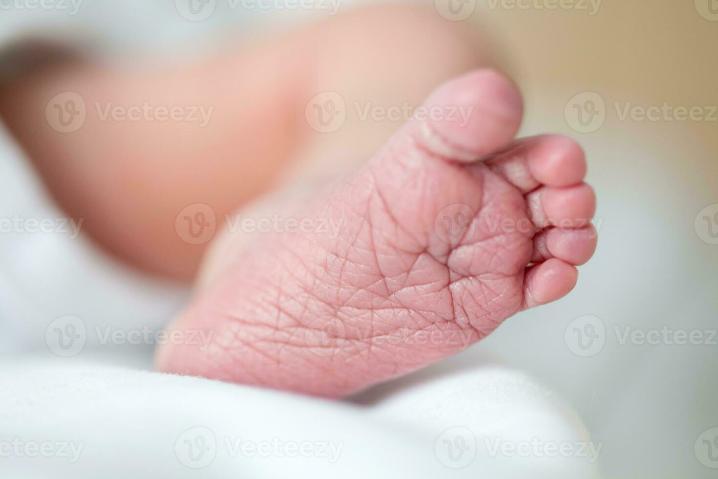 fechar acima do uma recém-nascido menina pé dentro a hospital em a dia do dela nascimento foto