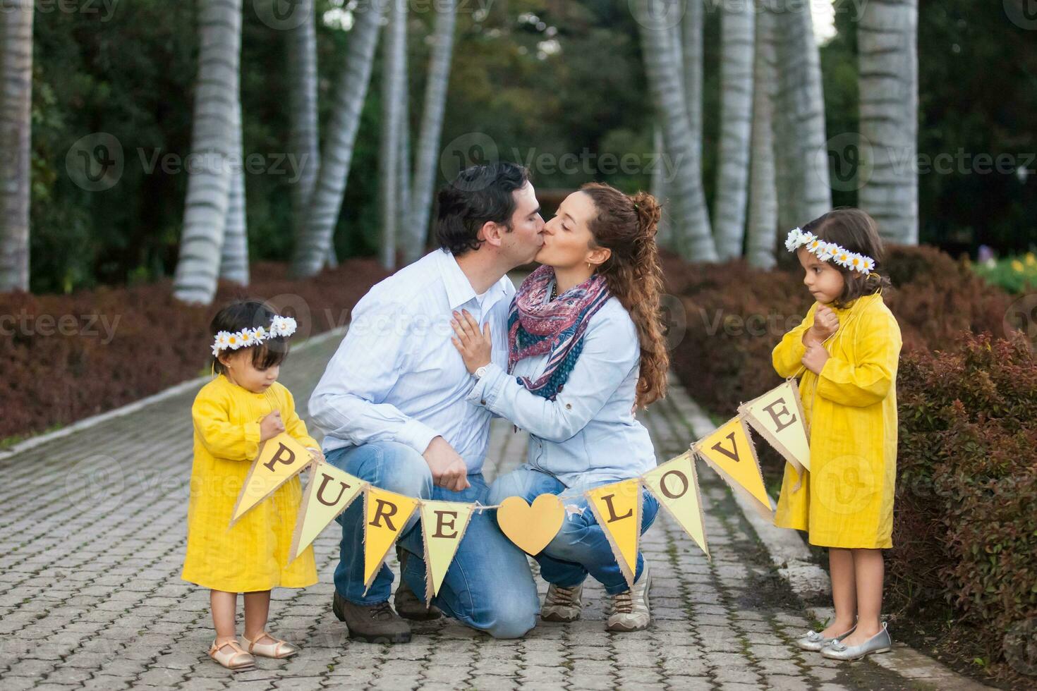 família do quatro tendo Diversão ao ar livre dentro uma lindo ensolarado dia às a parque. felicidade conceito. família conceito. foto