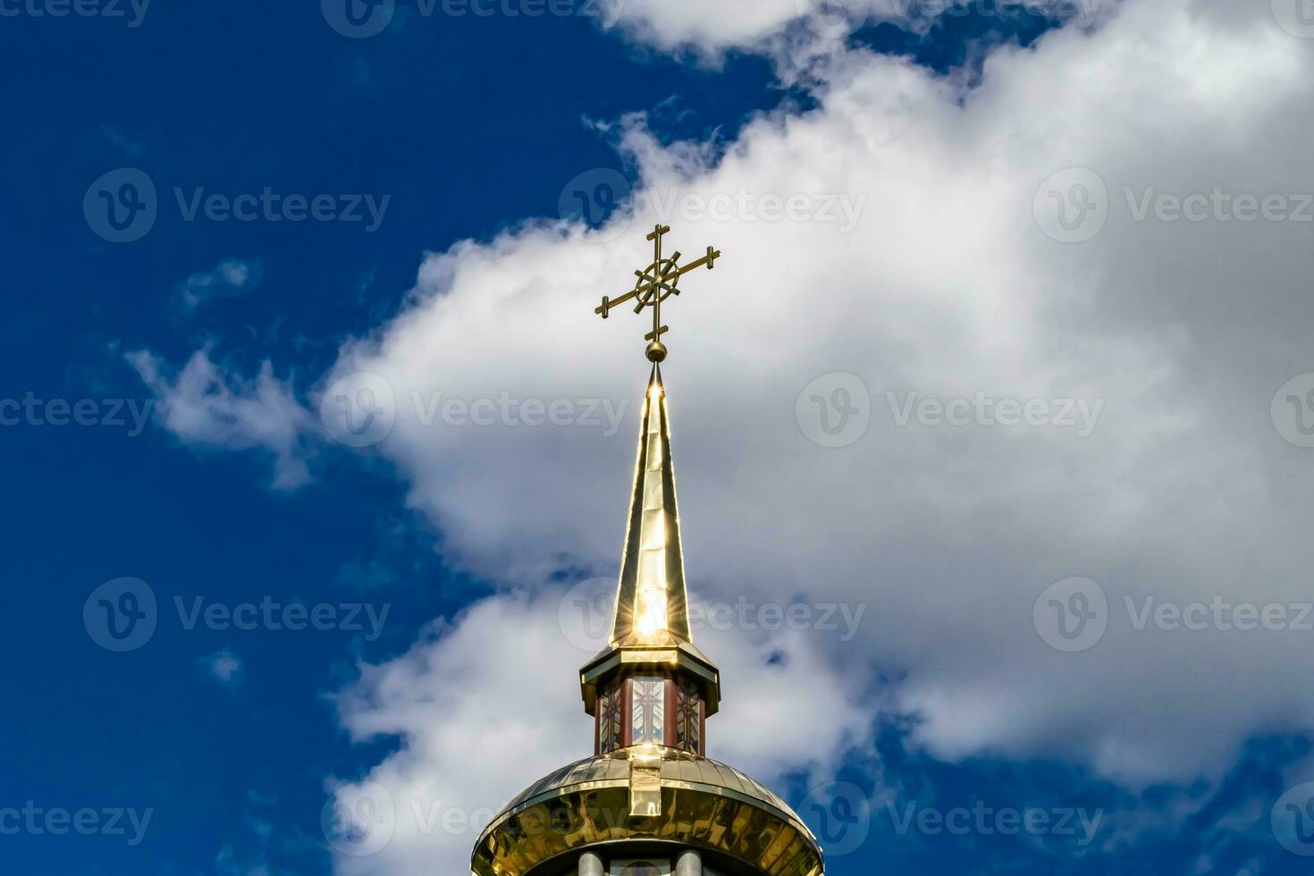 cruz de igreja cristã em torre alta para orações foto