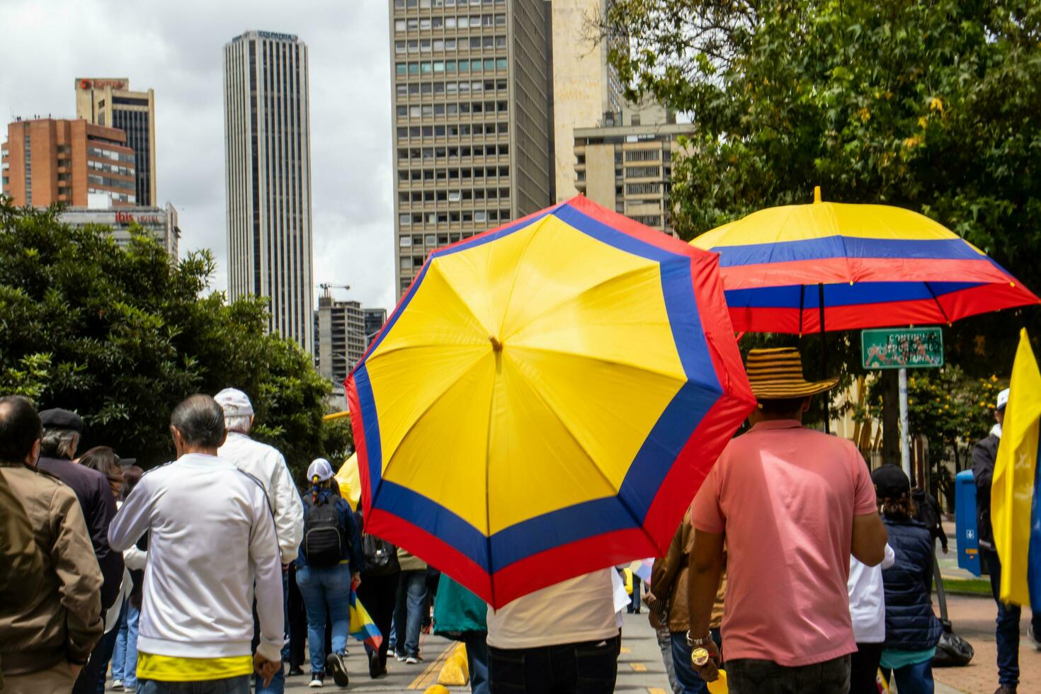 bogotá, Colômbia, 16 agosto 2023. marcha Perguntando para gustavo petro impeachment. pacífico protesto marcha dentro Bogotá Colômbia contra a governo do gustavo petro chamado la marcha de la prefeito. foto