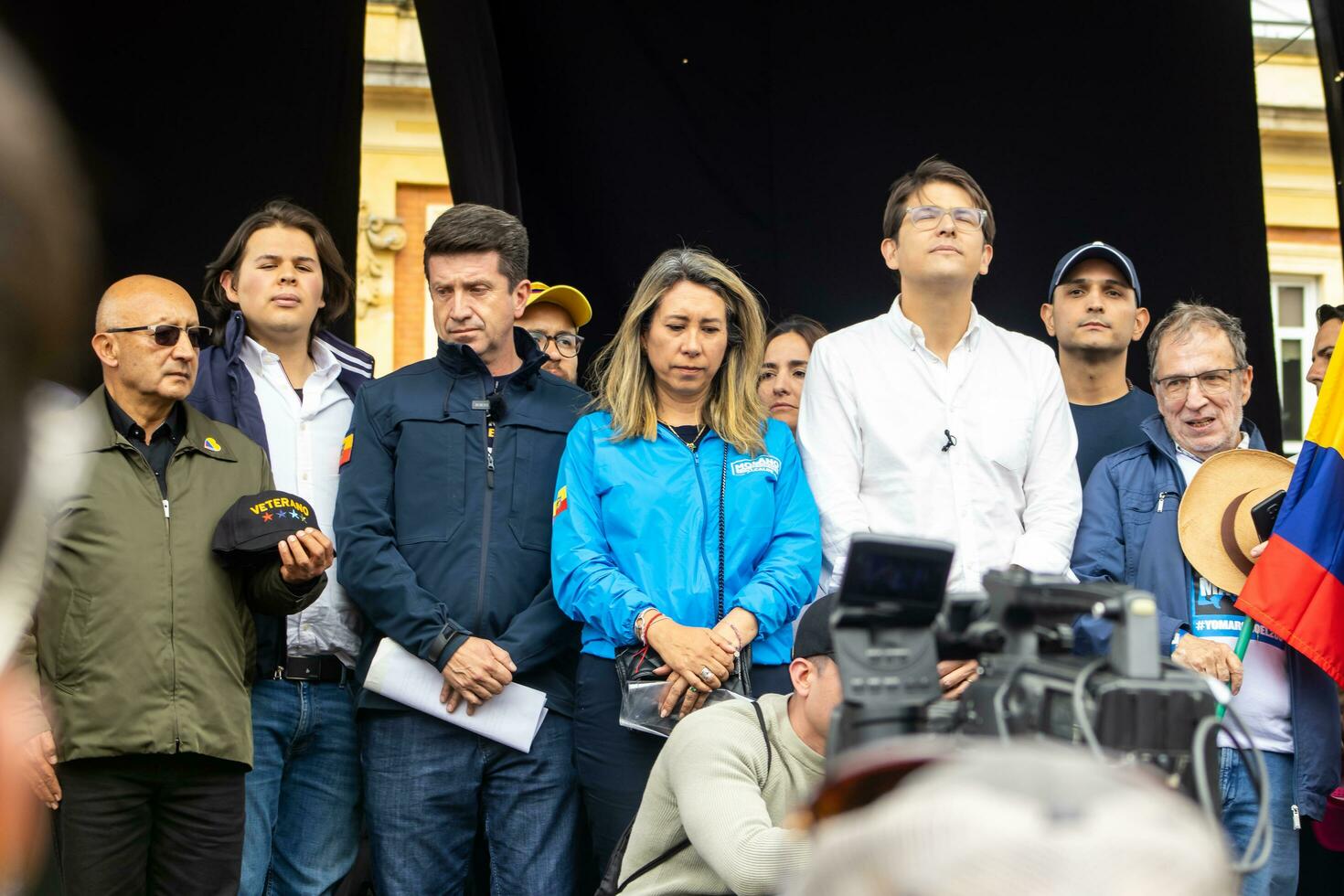 bogotá, Colômbia, 16 agosto 2023. marcha Perguntando para gustavo petro impeachment. pacífico protesto marcha dentro Bogotá Colômbia contra a governo do gustavo petro chamado la marcha de la prefeito. foto