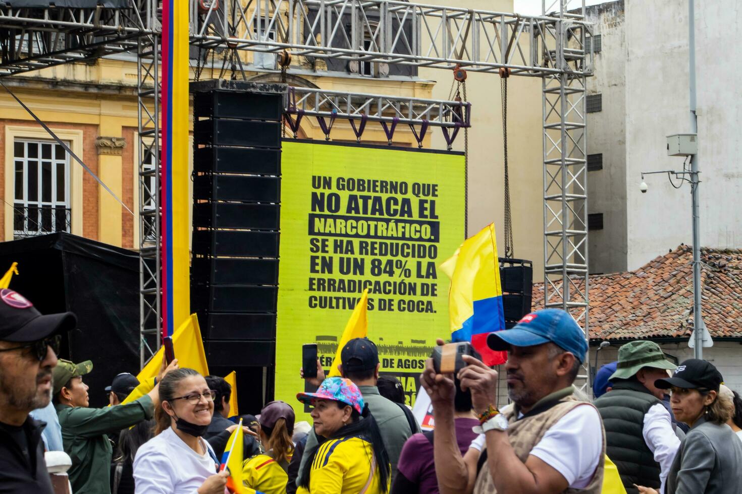 bogotá, Colômbia, 16 agosto 2023. marcha Perguntando para gustavo petro impeachment. pacífico protesto marcha dentro Bogotá Colômbia contra a governo do gustavo petro chamado la marcha de la prefeito. foto