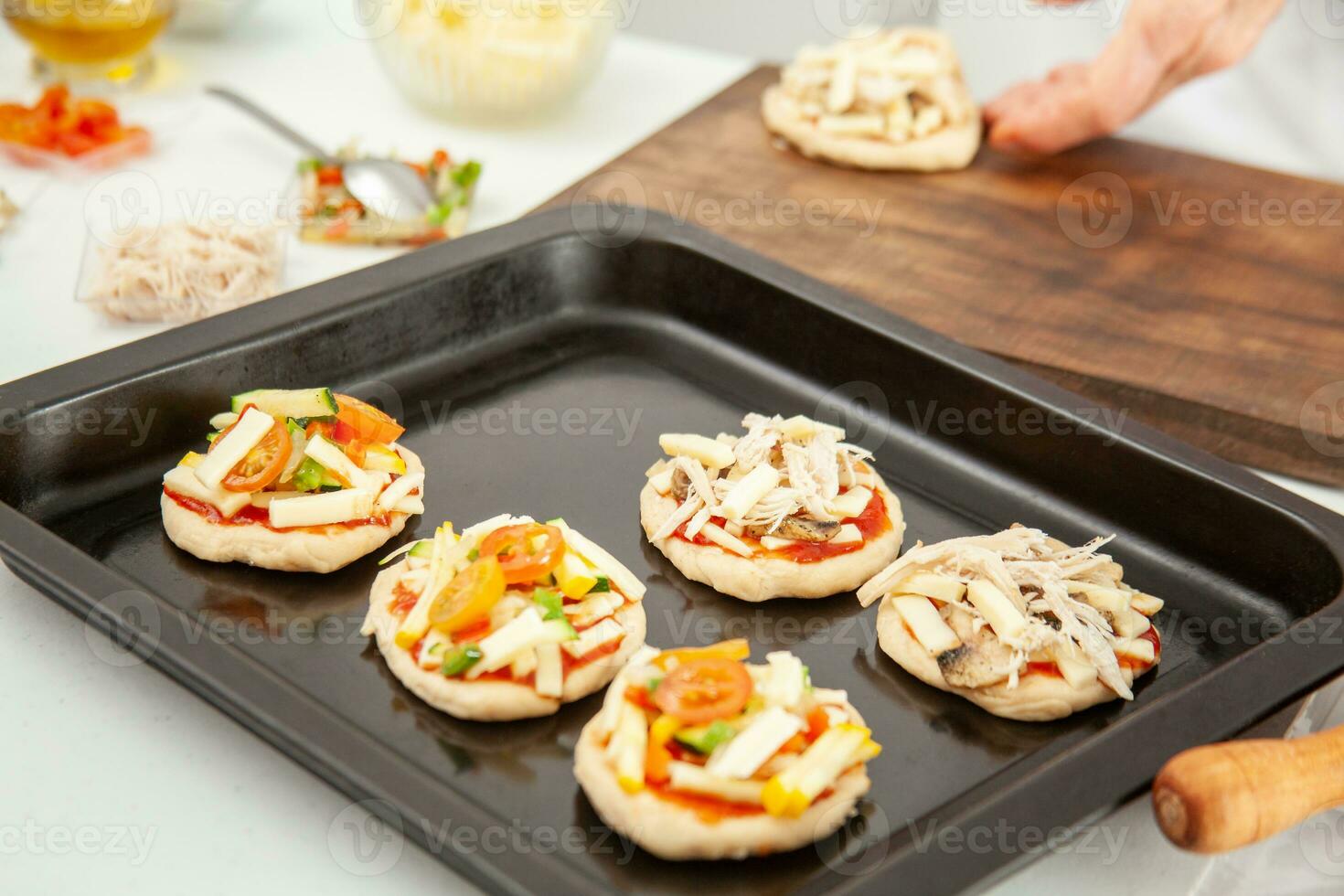 pronto para estar cozido mini pizzas. delicioso casa fez mini pizzas preparação. foto