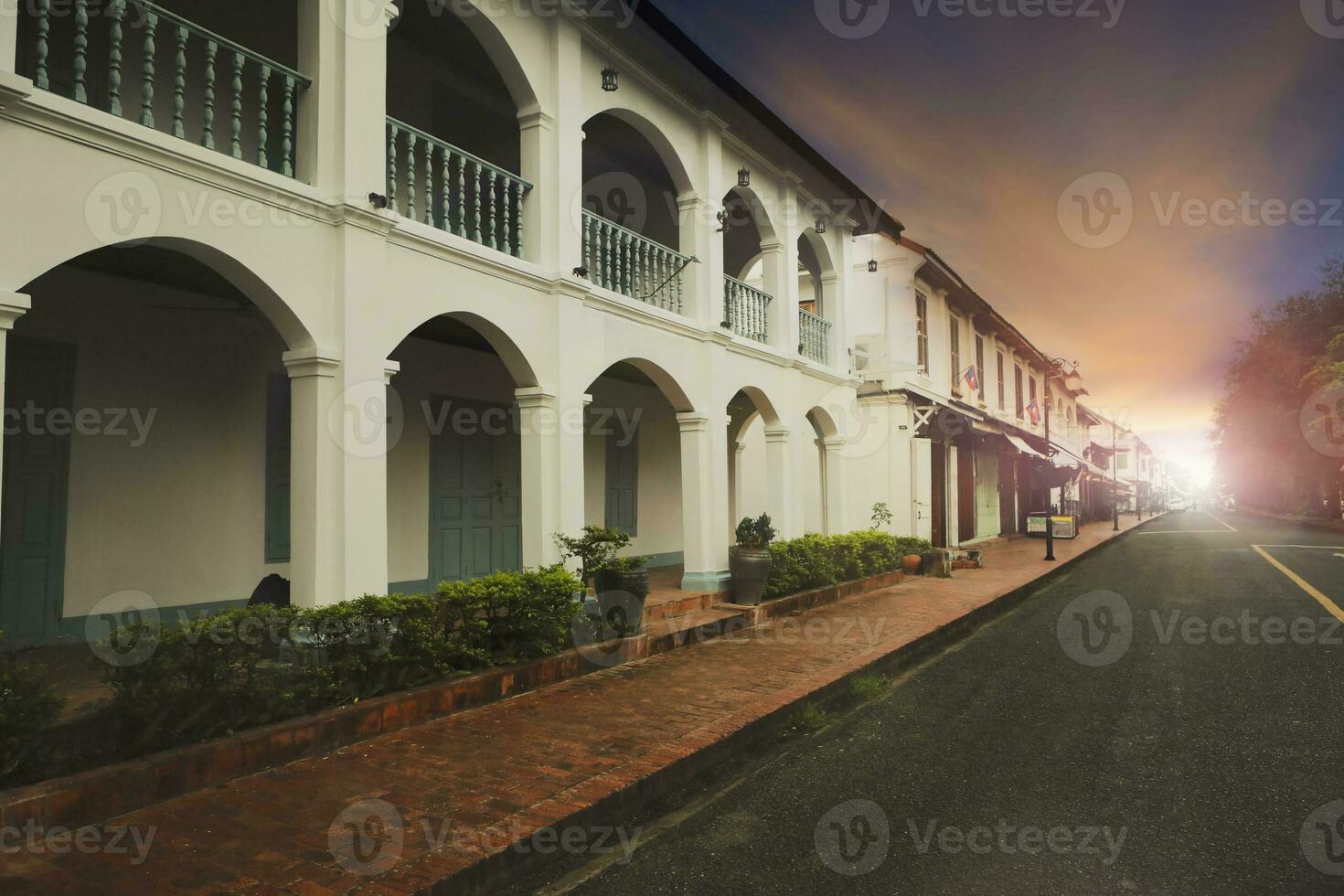 velho construção ao longo Cidade rua dentro Luang Prabang mundo herança local do unesco dentro norte do lao foto